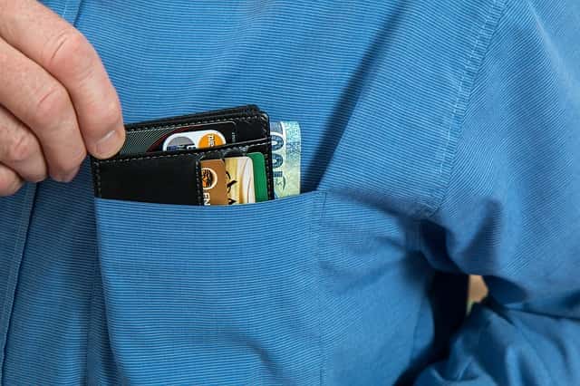 Hombe con tarjeta de crédito en el bolsillo