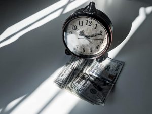 finanzas y dinero reloj